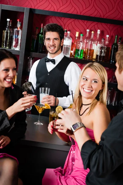 Μπάρμαν προετοιμάζει κοκτέιλ τους φίλους πίνοντας σε μπαρ — Φωτογραφία Αρχείου