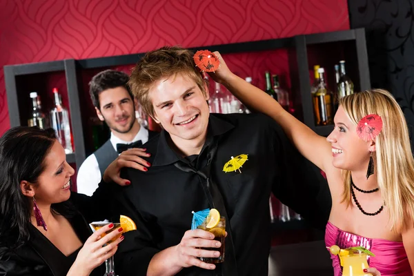 At cocktail bar friends during happy hours — Stock Photo, Image