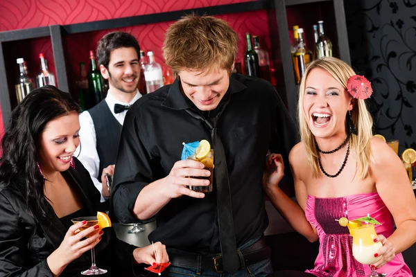 Vrienden in cocktailbar hebben feest — Stockfoto