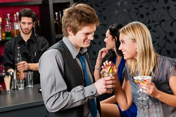 Happy friends at cocktail bar enjoy drinks — Stock Photo, Image