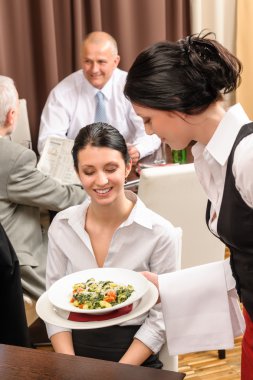 iş öğle restaurant garson hizmet veren kadın