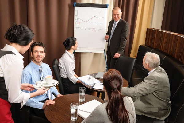 Homem de negócios em reunião de equipe discutir flip-chart — Fotografia de Stock