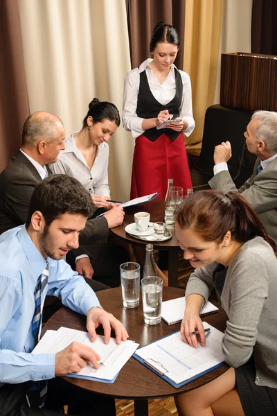 Официантка принимает заказ в конференц-зале для бизнесменов — стоковое фото
