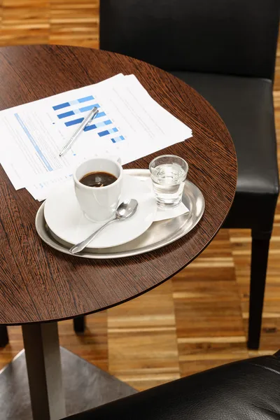 Бизнес-стол для кофе-брейка с графиками отчетов — стоковое фото