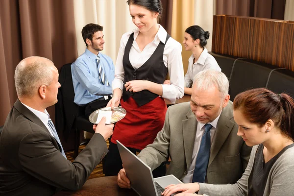 Podnikatel zaplatit setkání managementu restaurace Billa — Stock fotografie