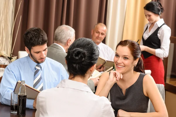 Almoço de negócios mulheres executivas discutir restaurante — Fotografia de Stock