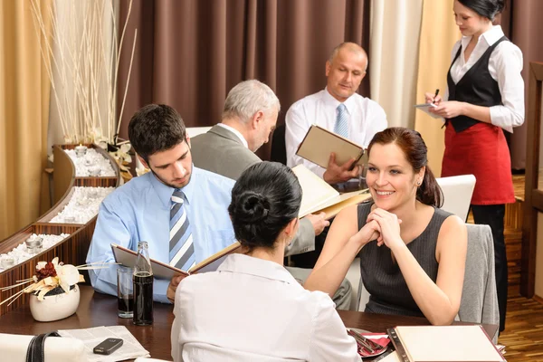 Executivos almoço de negócios olhar menu restaurante — Fotografia de Stock