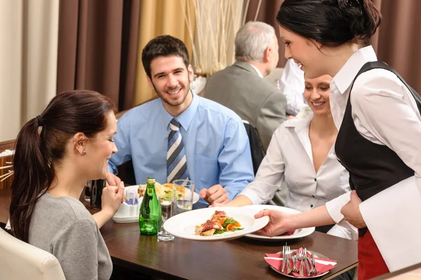 Almuerzo de negocios restaurante camarera sirviendo mujer — Foto de Stock