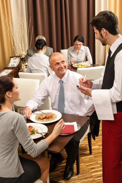 Бизнес-ланч официант принимает заказ в ресторане — стоковое фото