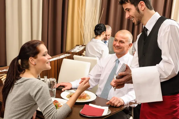 Бизнес-ланч официант принимает заказ в ресторане — стоковое фото