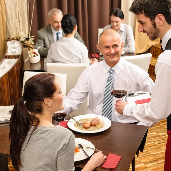 Almuerzo de negocios camarero sirviendo vino tinto — Foto de Stock