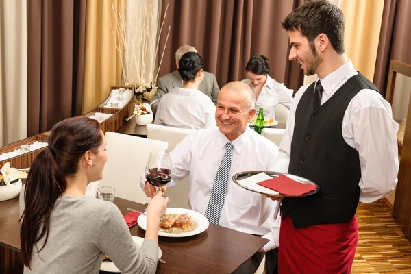 Business Lunch Führungskräfte stoßen mit Rotwein an — Stockfoto