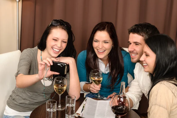 Šťastný, baví pití v restauraci — Stock fotografie