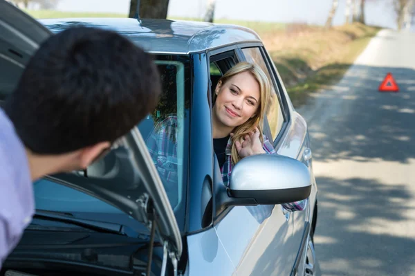 Проблемы с машиной мужчина помочь женщине дефект автомобиля — стоковое фото