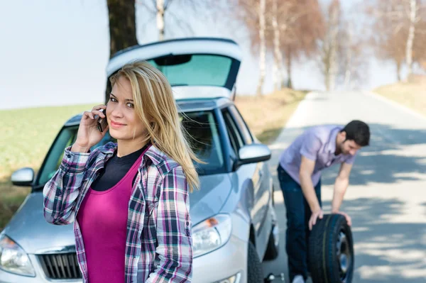 Hjul defekt man ändra punktering bildäck — Stockfoto