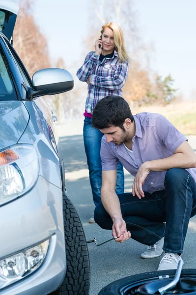 Hjul defekt man ändra punktering bildäck — Stockfoto