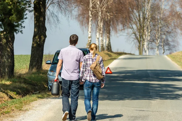 Encher o casal gasolina com problemas de carro — Fotografia de Stock
