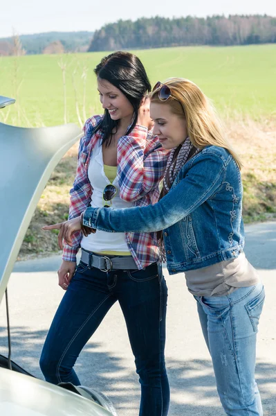 Автомобильная авария две женщины смотрят под капот — стоковое фото