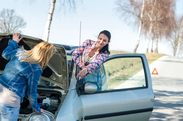 Começando carro quebrado duas mulheres têm problemas — Fotografia de Stock