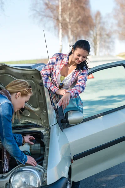 Beim Anfahren kaputten Autos haben zwei Frauen Probleme — Stockfoto