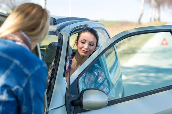 Wyjścia uszkodzonego samochodu dwie kobiety mają problemy — Zdjęcie stockowe