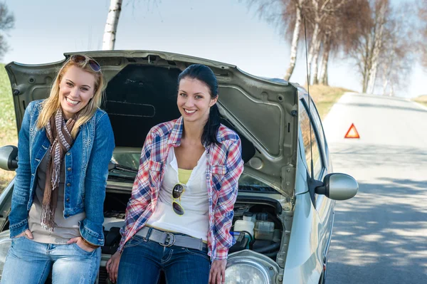Auto defect twee vrouwen wachten voor hulp — Stockfoto