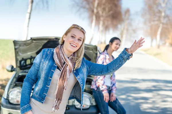 Bilen hoppar två kvinnor vänta på hjälp — Stockfoto