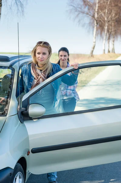 Duwen auto technische storingen twee jonge vrouwen — Stockfoto