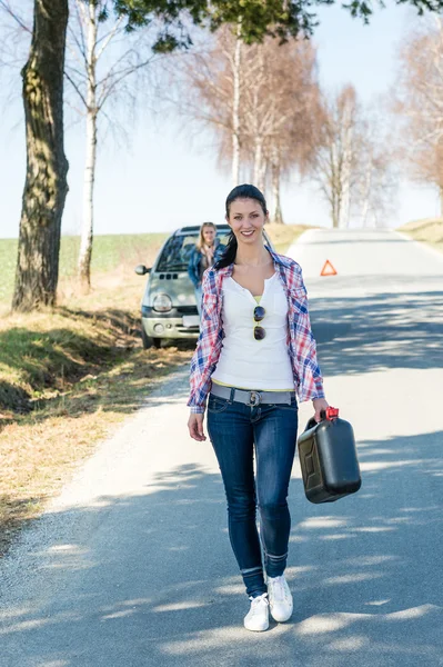 Fuera de la mujer de gas necesita coche de gasolina — Foto de Stock