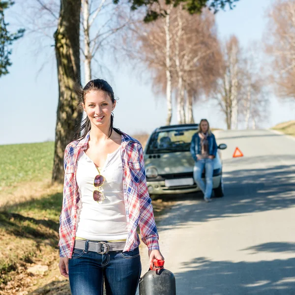 Av gas kvinna behöver bensinbil — Stockfoto