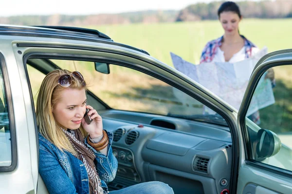 Verloren met auto twee vrouwen oproep help — Stockfoto