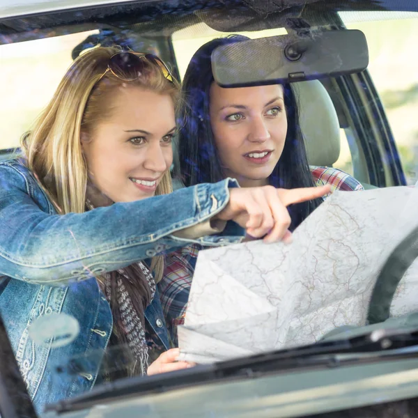 Weg reis auto verloren vrouwen zoeken kaart — Stockfoto
