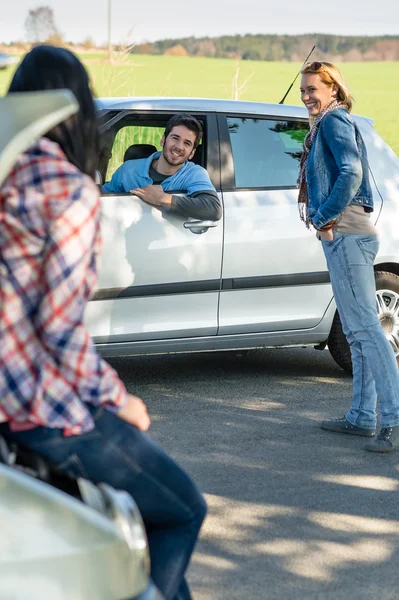 Auto problemen vrienden nodig hulp — Stockfoto