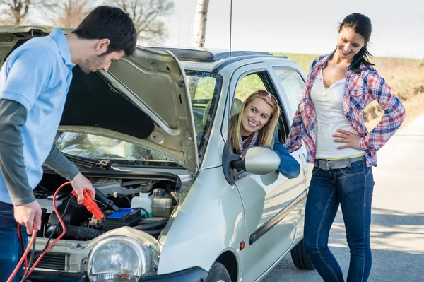 Starterkabel Mann hilft zwei Frauen — Stockfoto