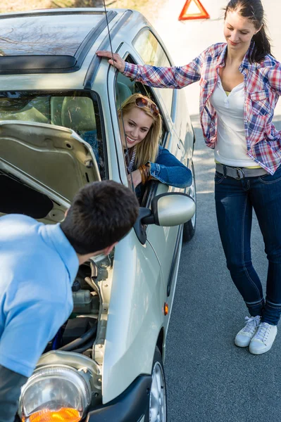 Car defect man helping two female friends — Stock Photo, Image