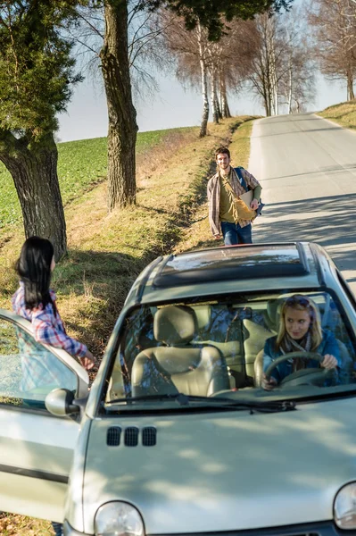 Hitch-hiking parked car girl friends offer lift — Stock Photo, Image