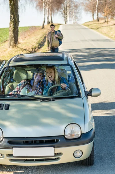 Emocionantes chicas conducen coche tomando autoestopista — Foto de Stock