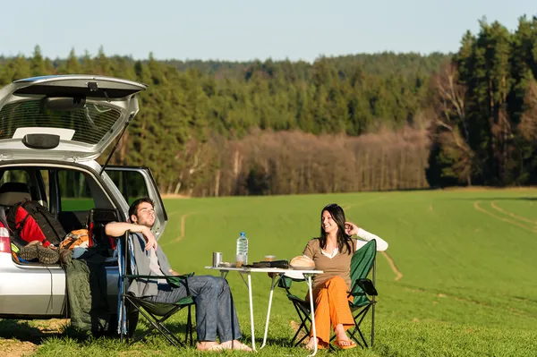 Kemping samochodowy młoda para cieszyć się piknik wiejski — Zdjęcie stockowe
