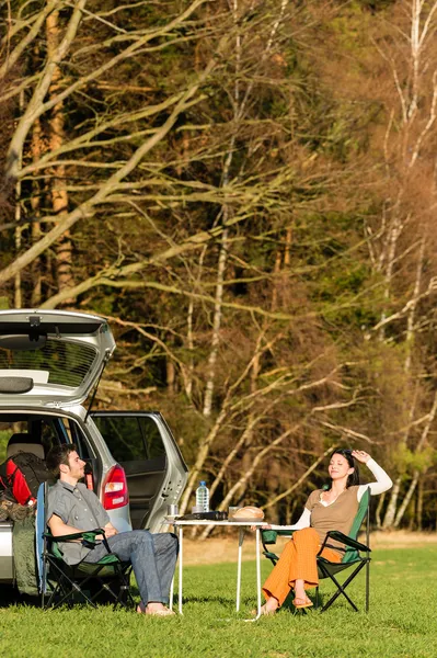 Camping carro jovem casal relaxar piquenique campo — Fotografia de Stock