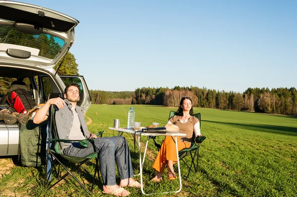 露营车年轻夫妇放松野餐农村 — 图库照片