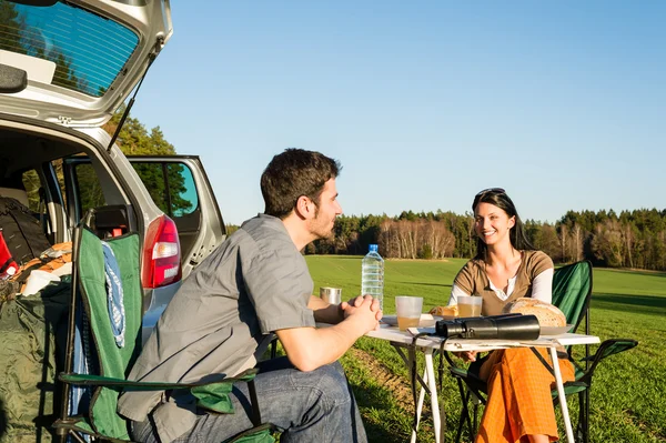 キャンプ車若いカップル楽しむピクニック田舎 — ストック写真
