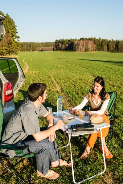 キャンプ車若いカップル楽しむピクニック田舎 — ストック写真