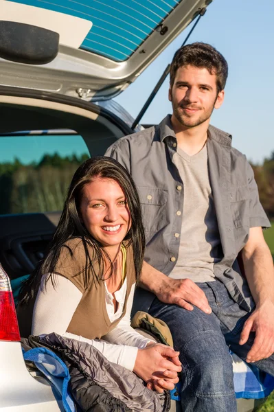 Camping joven pareja sonriendo juntos — Foto de Stock