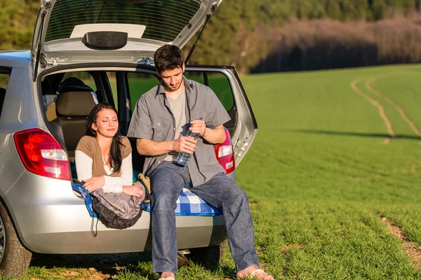 Camping casal dentro do carro verão pôr do sol campo — Fotografia de Stock