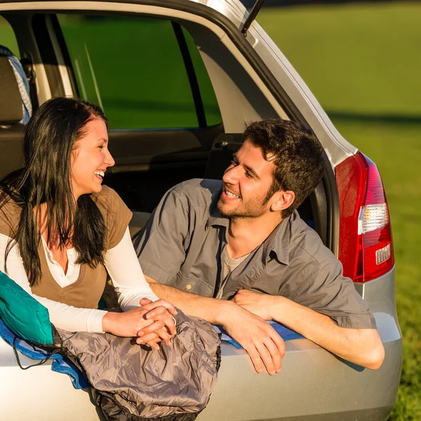 夏の日没の車横になっている若いカップルのキャンプ — ストック写真
