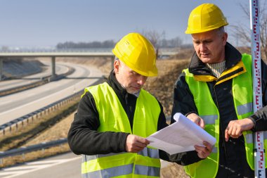 geodesist planları inşaat sitede okuyun