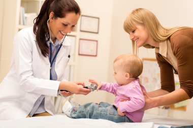 çocuk doktoru, stetoskop ile bebek inceleyin