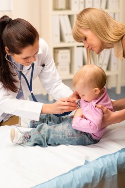 çocuk doktoru, stetoskop ile bebek inceleyin