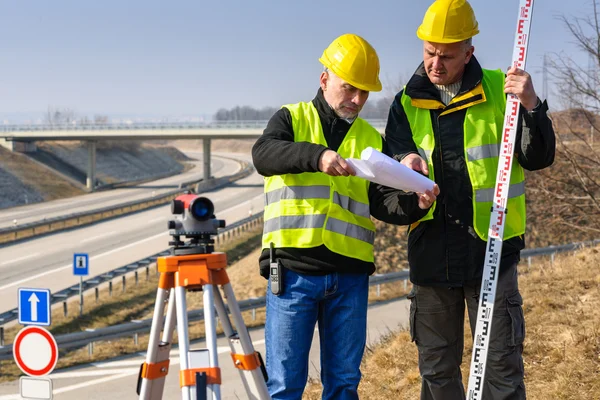 Geodesist read plans on construction site — Stock Photo, Image