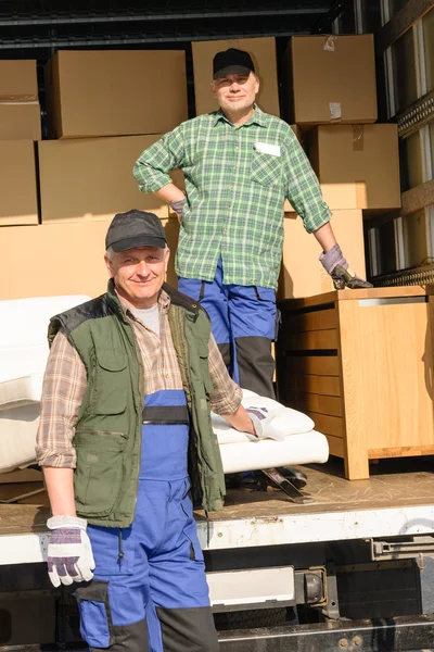 Mover dos hombres cargando muebles y cajas —  Fotos de Stock